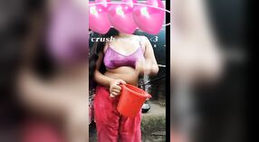Pura Desi aldeia menina ostenta seus buracos apertados em um fumegante selfie vídeo 2 minuto 20 SEC