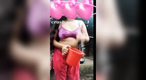 Pure Desi village ragazza flaunts lei stretto fori in un steamy selfie video 2 min 20 sec