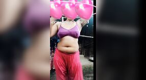 Pure Desi village ragazza flaunts lei stretto fori in un steamy selfie video 2 min 50 sec