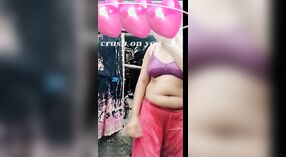 Pure Desi village ragazza flaunts lei stretto fori in un steamy selfie video 3 min 20 sec