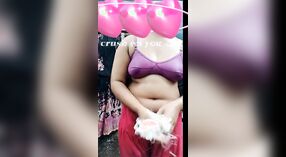 Pure Desi village ragazza flaunts lei stretto fori in un steamy selfie video 3 min 50 sec