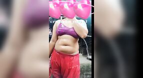 Pure Desi village ragazza flaunts lei stretto fori in un steamy selfie video 5 min 50 sec