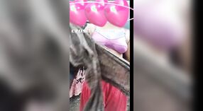 शुद्ध देसी व्हिलेज गर्ल स्टीम सेल्फी व्हिडिओमध्ये तिच्या घट्ट छिद्रांना चिकटवते 0 मिन 0 सेकंद