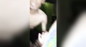 Os peitos sensuais de Bangla saltam enquanto ela faz sexo com um cara pela primeira vez 1 minuto 20 SEC