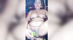 La vidéo de sexe du village de Bangla présente un montagnard aimant le concombre 1 minute 20 sec