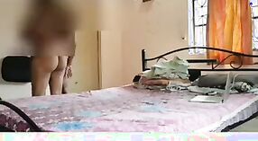Trzech facetów uprawia seks z gospodyniami domowymi w gorącym trójkącie wideo 1 / min 00 sec