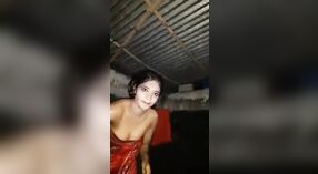 Indische Frau zeigt Toilette in verstecktem solo-Nacktvideo von MMS 1 min 40 s