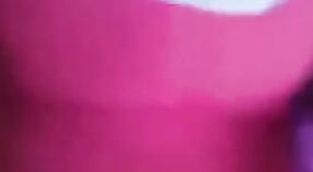Video de sexo en línea de Desi Bhabhi con grandes tetas y coño 2 mín. 20 sec