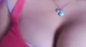 La vidéo de sexe en ligne de Desi Bhabhi avec de gros seins et une chatte 3 minute 10 sec