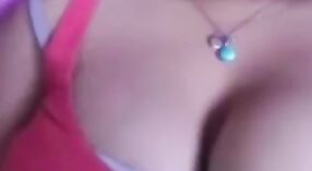 Video de sexo en línea de Desi Bhabhi con grandes tetas y coño 3 mín. 20 sec