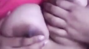 Video de sexo en línea de Desi Bhabhi con grandes tetas y coño 1 mín. 10 sec