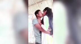 带有大胸部的Desi Bhabhi在相机上倒下而肮脏 0 敏 0 sec