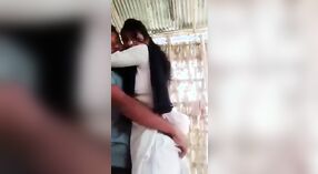 Desi bhabhi dengan payudara besar turun dan kotor di depan kamera 1 min 00 sec