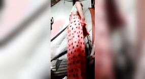 Desi cô gái dải xuống đến reveal cô ấy mảnh khảnh thân thể trong một khỏa thân video 0 tối thiểu 0 sn