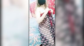 Hot Desi Bhabhiは、レズビアンの教師と学生の演劇で汚い役割を果たしています 1 分 20 秒