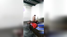 与Desi勒索者在床上的性爱：必须观看的视频 0 敏 0 sec