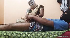 Indiase Tiener Lesbisch enjoys gonzo rijden en pijpen van haar man 7 min 50 sec