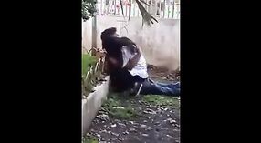 Pareja cachonda disfruta de una sesión rápida con un chico al aire libre 0 mín. 0 sec