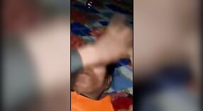 成熟的印度阿姨在乡村环境中搞砸了她的猫 1 敏 10 sec
