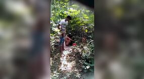 Desi mms-Video zeigt einen jungen Mann, der seine Wünsche in der freien Natur erkundet 0 min 0 s