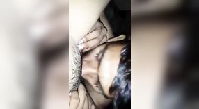 Bangla diosa del sexo consigue su coño comido y follada duro en la cámara 2 mín. 00 sec