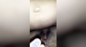 Bangla seks bogini dostaje jej cipki jadł i fucked ciężko na kamery 3 / min 20 sec