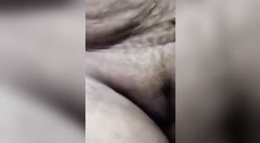 Desi bhabhi con grande tette e bagnato micio spettacoli via su macchina fotografica 3 min 30 sec