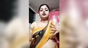 Desi bhabhi aux gros seins et à la chatte humide s'exhibe devant la caméra 0 minute 30 sec