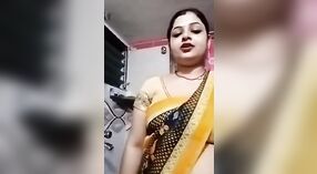 Desi bhabhi aux gros seins et à la chatte humide s'exhibe devant la caméra 0 minute 40 sec