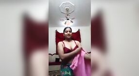 Istri desi dengan payudara besar turun saat bermain dengan vagina berbulunya 0 min 0 sec