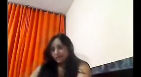 Bhabhi met de grootste Kont pronkt met haar verleidelijke rondingen op webcam 0 min 0 sec