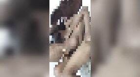 सनग्लासेसमधील देसी गर्ल या एमएमसी व्हिडिओमध्ये एका एक्सएक्सएक्सच्या माणसाने तिच्या तोंडाला ठोकले 0 मिन 40 सेकंद