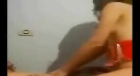 Desi Indian beauty engaña a su marido con una gran polla en este video hardcore 2 mín. 20 sec