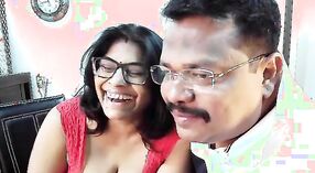 Indiano sesso coppia prende cattivo su webcam con maturo desi uomo worshiping la sua paffuto e saggy tette 1 min 30 sec