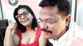 Pareja de sexo indio se pone traviesa en la webcam con un hombre desi maduro que adora sus tetas regordetas y caídas 1 mín. 40 sec