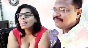 Pareja de sexo indio se pone traviesa en la webcam con un hombre desi maduro que adora sus tetas regordetas y caídas 1 mín. 50 sec