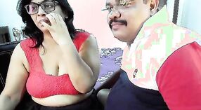 Indiano sesso coppia prende cattivo su webcam con maturo desi uomo worshiping la sua paffuto e saggy tette 3 min 00 sec