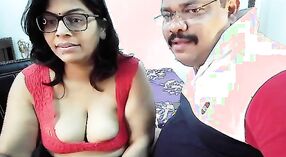 Pareja de sexo indio se pone traviesa en la webcam con un hombre desi maduro que adora sus tetas regordetas y caídas 3 mín. 30 sec