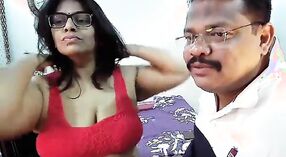 Pareja de sexo indio se pone traviesa en la webcam con un hombre desi maduro que adora sus tetas regordetas y caídas 0 mín. 50 sec