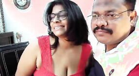 Pareja de sexo indio se pone traviesa en la webcam con un hombre desi maduro que adora sus tetas regordetas y caídas 1 mín. 10 sec