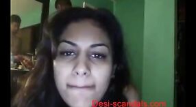 Novia india se pone traviesa en la webcam con juguetes antes de que le follen el culo duro 4 mín. 50 sec