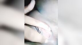 Desi fille avec un gros cul se masturbe et montre son trou rose à la caméra 2 minute 00 sec