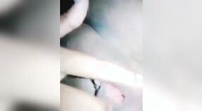 Desi fille avec un gros cul se masturbe et montre son trou rose à la caméra 2 minute 40 sec