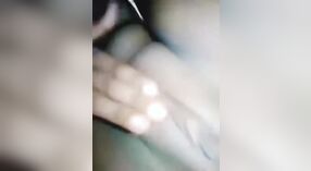 Desi fille avec un gros cul se masturbe et montre son trou rose à la caméra 2 minute 50 sec