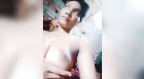 Gadis Desi karo bokong amba masturbasi lan nuduhake mati dheweke bolongan jambon ing kamera 3 min 20 sec