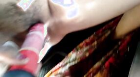 Asian mamuśki tryska podczas gra z dildo w samochód 5 / min 00 sec