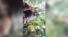 Mature desi salope aime la baise en plein air dans la vidéo MMC 2 minute 50 sec