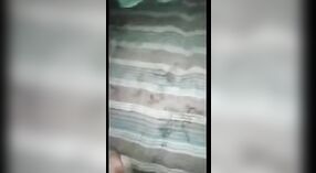 バングラデシュの10代の少女は、このスキャンダラスなビデオで2人の男と一緒に蒸し暑い三人組にふける 3 分 00 秒