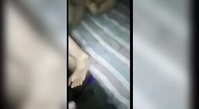 バングラデシュの10代の少女は、このスキャンダラスなビデオで2人の男と一緒に蒸し暑い三人組にふける 3 分 10 秒