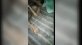 Bangladeshi tienermeisje verwent zich met een stomend triootje met twee jongens in deze schandalige video 0 min 50 sec